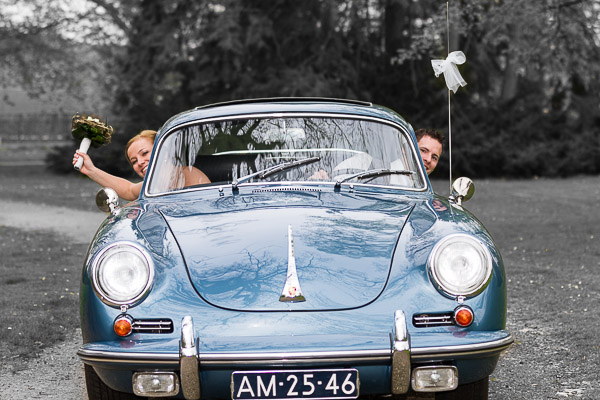 Bruidspaar in klassieke auto — fotografie Alain Dacier